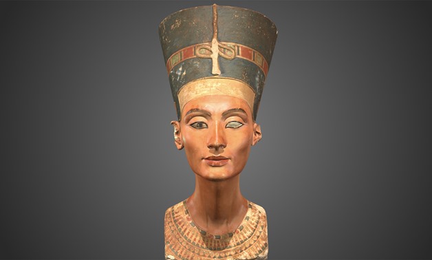 الملكة نفرتيتي: معلومات وحقائق - أقوى نساء مصر القديمة - تمثال نفرتيتي النصفي الملون المصنوع من الحجر الرملي - أميرة من مملكة ميتاني 
