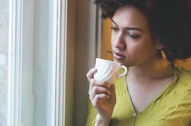 ما فوائد الكافيين المُحتملة؟ لماذا تتفوق القهوة على الشاي في التقليل من خطورة الاكتئاب؟ هل تساعد مكملات الكافيين على التحكم في أعراض الاكتئاب ؟