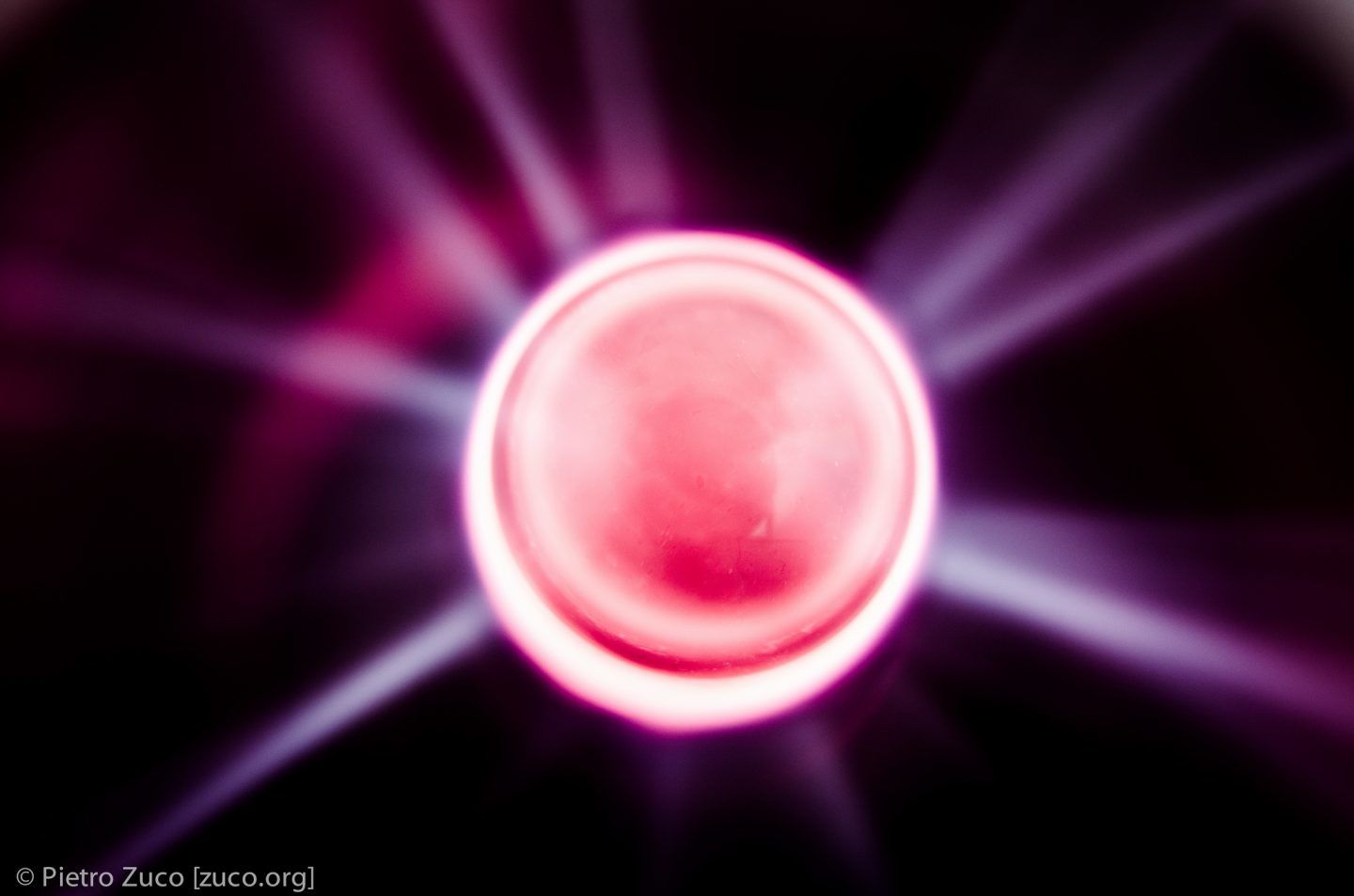 الخاصية الكمومية الشاذة لما يسمى بـ «اللف المغزلي» spin