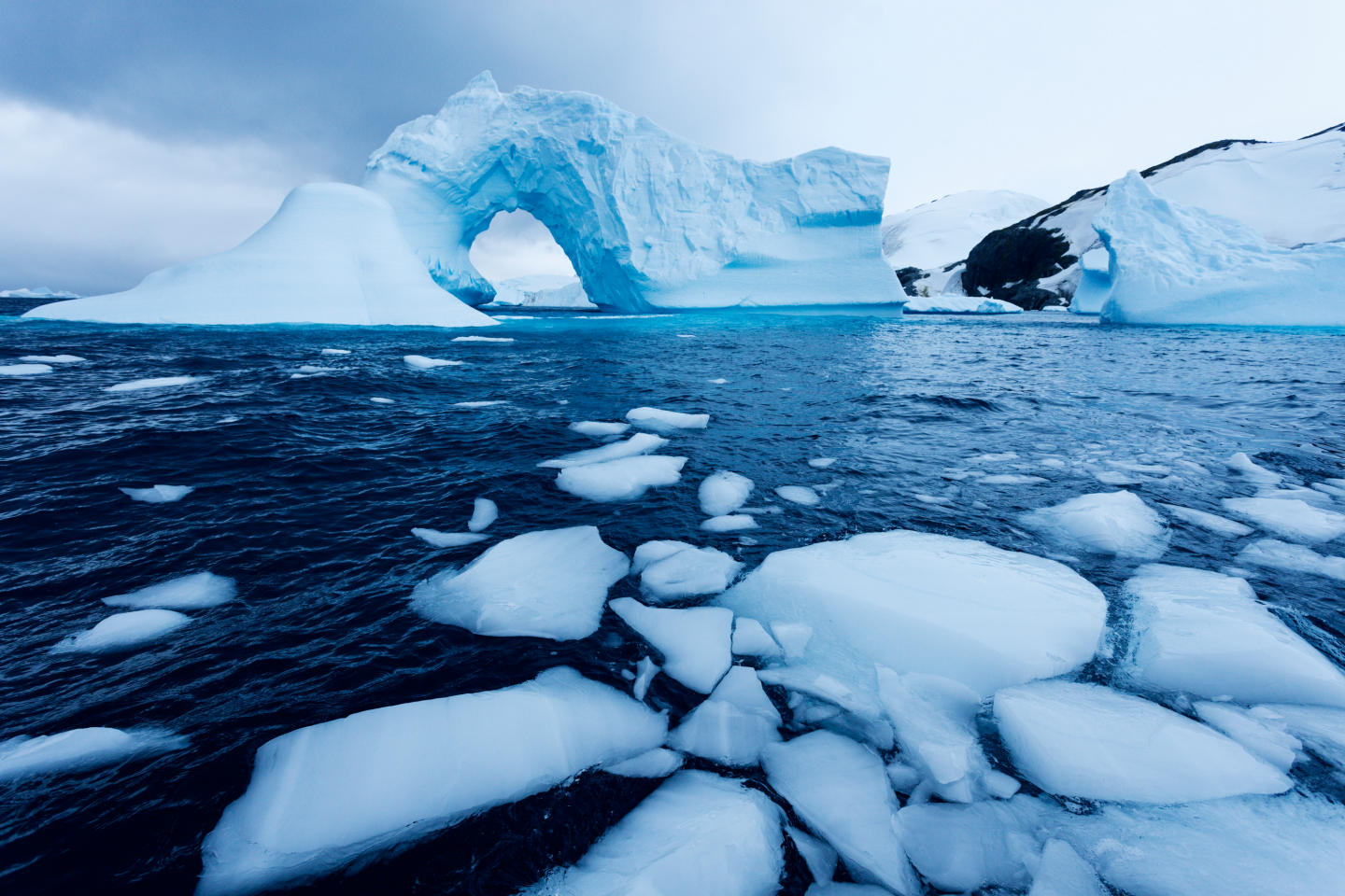 ذوبان سريع لأحد الأنهار الجليدية الضخمة في القارة القطبية الجنوبية.. والعلماء يحاولون اكتشاف السبب