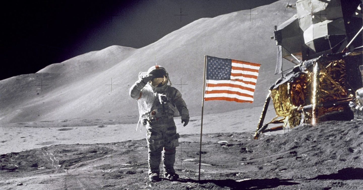 لماذا كان نيل آرمسترونغ أول رجل وصل إلى سطح القمر ؟