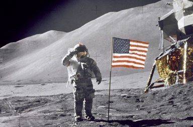 لماذا كان نيل آرمسترونغ أول رجل وصل إلى سطح القمر أول إنسان تطأ خطاه سطح القمر رائد الفضاء الأمريكي نيل آرمسترونغ باز ألدرين