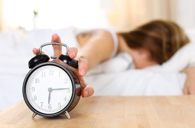 يقول باحثون من جامعة كامبريدج وجامعة فودان أن سبع ساعات من النوم هي الفترة المثلى للأشخاص في منتصف العمر وما فوق. عدد ساعات النوم الأمثل