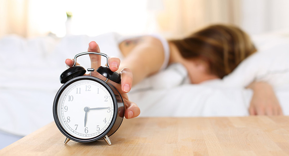 ما عدد ساعات النوم الأمثل للشباب وكبار السن؟
