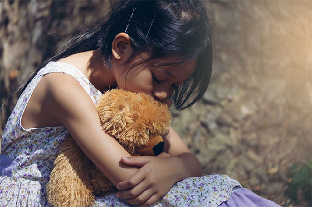 ما علامات الصدمة النفسية عند الطفل؟ وكيف يمكن تقديم المساعدة له؟