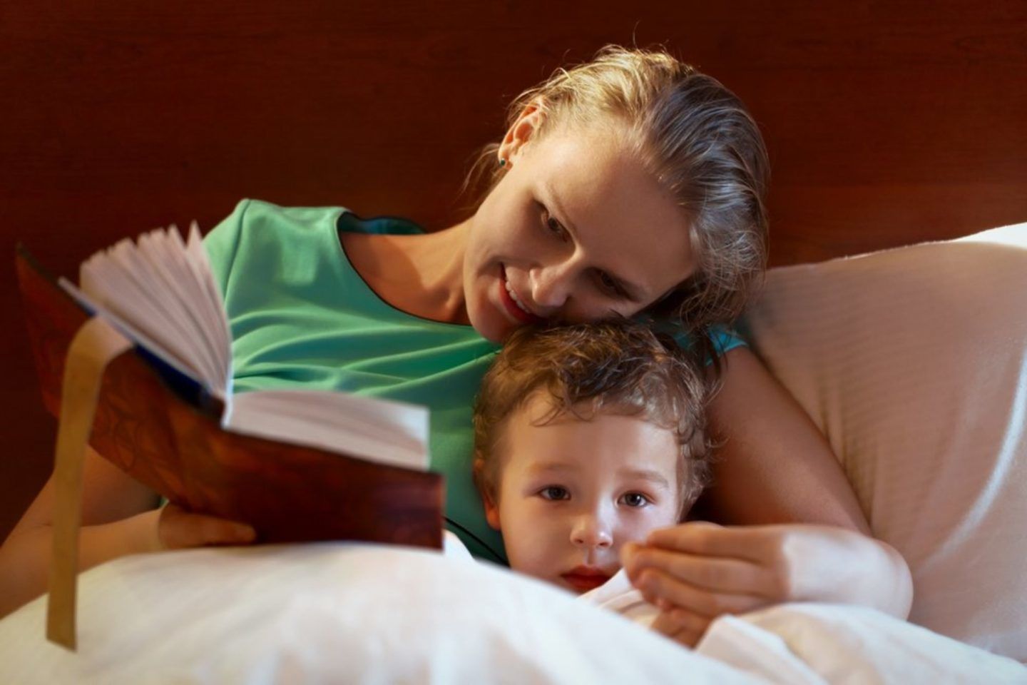 ما أهمية القراءة للأطفال قبل موعد نومهم؟