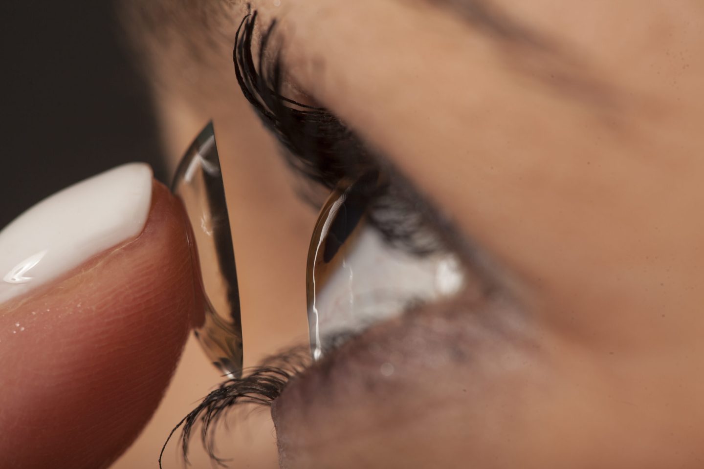 العدسات اللاصقة الذكية قد تساعد على علاج السبب الرئيسي للعمى