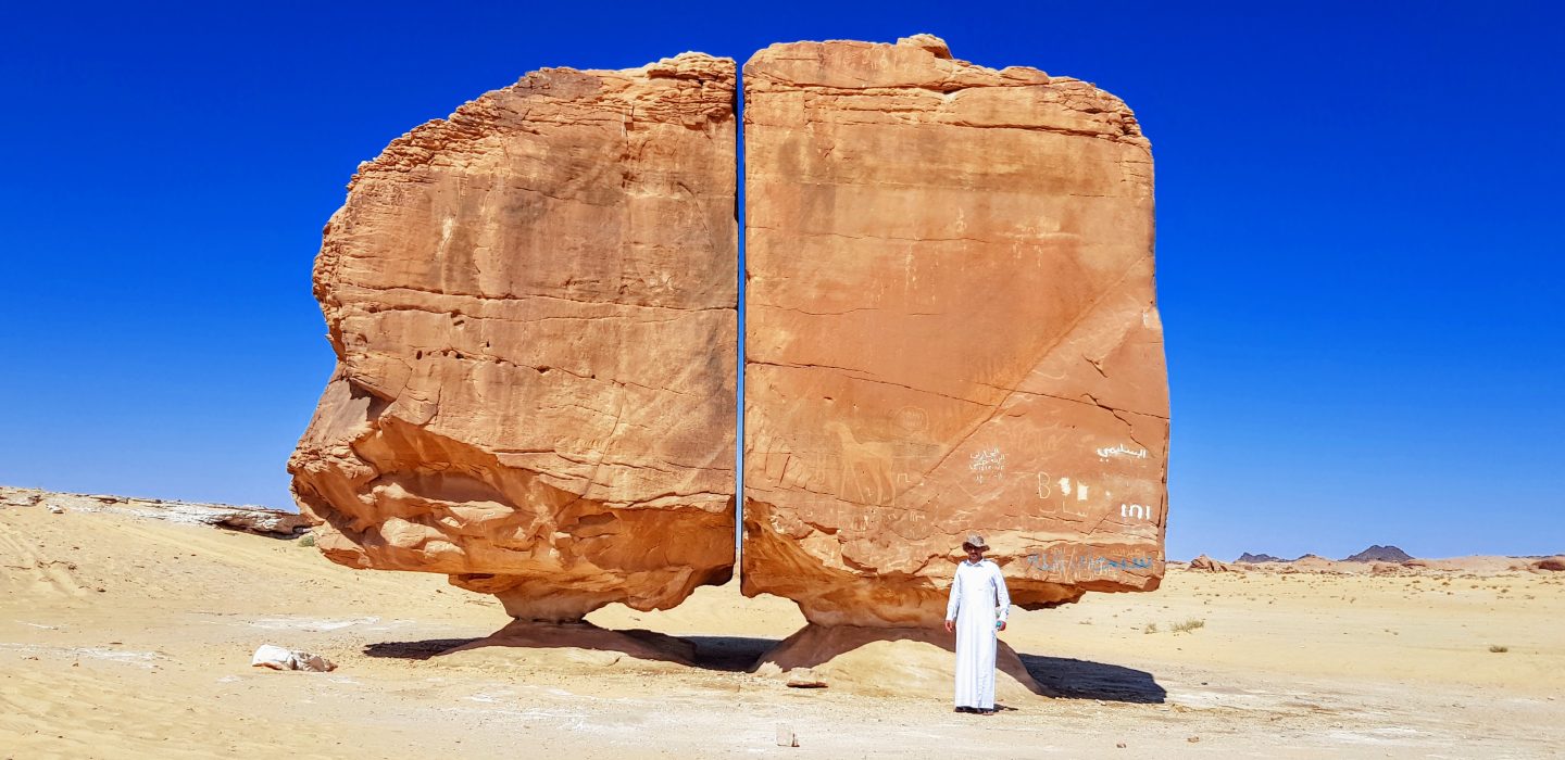 صخرة النصلة: ما سر الصخرة العجيبة في السعودية التي تبدو كأنها مقطوعة بالليزر؟