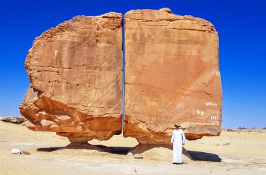 صخرة النصلة: ما سر الصخرة العجيبة في السعودية التي تبدو كأنها مقطوعة بالليزر؟ ما هي النظريات والفرضيات التي صاغها الكثيرون حولها؟
