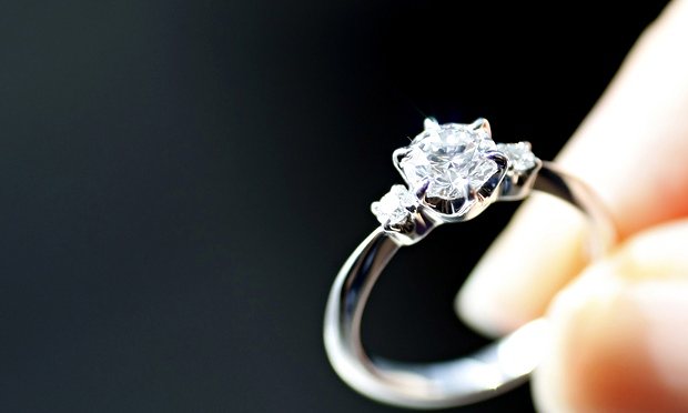 هل عليك شراء خاتم خطوبة باهظ الثمن إليك ما تفضله معظم النساء - السعر الوسطي للإنفاق على خاتم الخطوبة - أسعار خواتم الخطوبة
