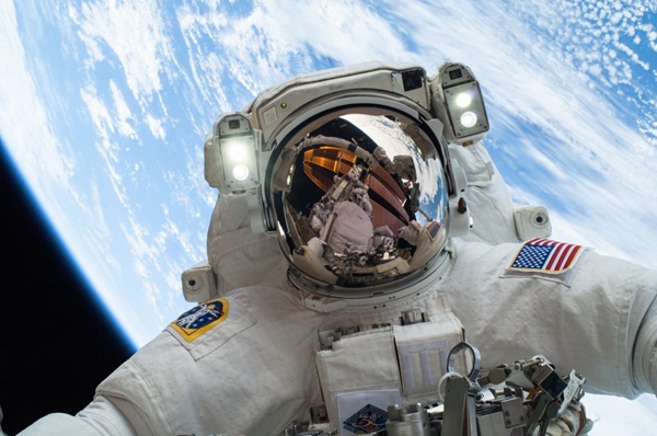 لماذا تسمح ناسا لرواد الفضاء الذكور بالبقاء في الفضاء مدة أطول من الإناث؟