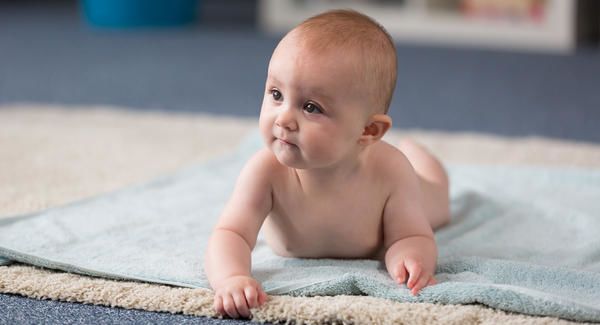 كيف يؤثر نوع الغذاء على لون و قوام براز الرضع ؟
