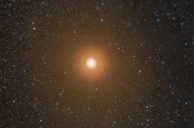 نجم منكب الجوزاء، المعروف بكونه نجمًا عملاقًا أحمر ضخمًا، كان يمتلك لونًا مختلفًا منذ ألفي سنة تقريبًا. لون نجم منكب الجوزاء قديمًا