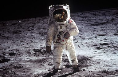 يعود الاعتقاد بتزييف الهبوط على القمر إلى زمن الحدث نفسه، ولكنه اكتسب زخمًا في الأعوام الأخيرة. ما حقيقة الهبوط على القمر