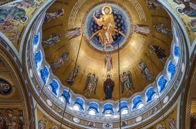 ما هي الجوانب التي أثرت فيها الديانة المسيحية في تطور العمارة البيزنطية؟ كيف وظفت العمارة البيزنطية النظم الكلاسيكية في بناء هياكلها؟