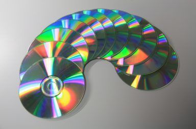 كيف تعمل الأقراص المدمجة CD وما طريقة عملها