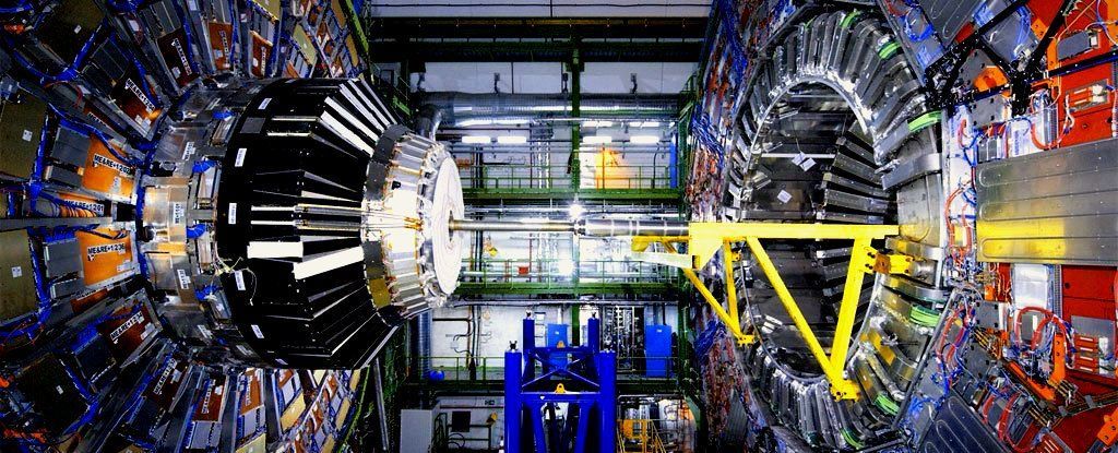 ما تزال الشذوذات في مصادم الهادرونات الكبير تشير بقوة إلى فيزياء جديدة