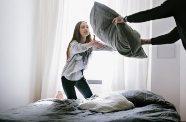 كم مرة يجب عليك تغيير غطاء سريرك؟ لماذا نحتاج إلى تغيير أغطية أسرتنا؟ هل يعنينا الوقت من العام لتغيير غطاء السرير؟ تغيير غطاء السرير