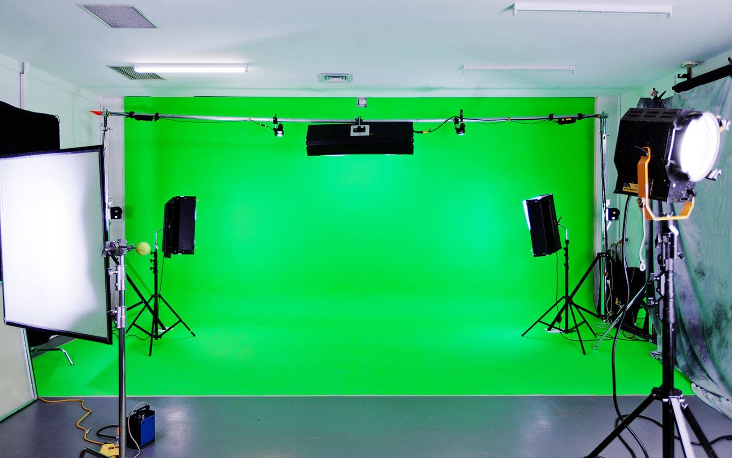 ما هي الخلفية الخضراء (الشاشة الخضراء) التي تستخدم في التصوير السينمائي و ما هو عملها ؟