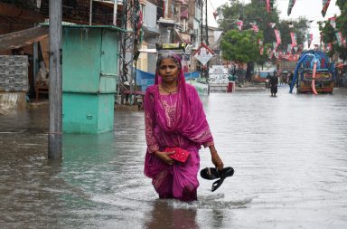 أثّرت الفيضانات الناجمة عن الأمطار الموسمية الغزيرة غير المعتادة على أكثر من 33 مليون شخص في باكستان وقتلت ما يزيد عن ألف فرد