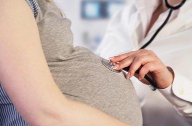 كل ما تحتاج إلى معرفته عن مقدمات الارتعاج (تسمم الحمل) حالة تحدث خلال الحمل ارتفاع مفاجئ في ضغط الدم مع تورم يظهر غالبًا في الوجه واليدين والقدمين