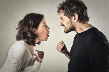 بعض الطرق البسيطة التي يمكنك بواسطتها تحسين تواصلك مع شريكك عندما تجرح مشاعره، وتجنُّب المواجهات الغاضبة والصامتة لتحسين العلاقة