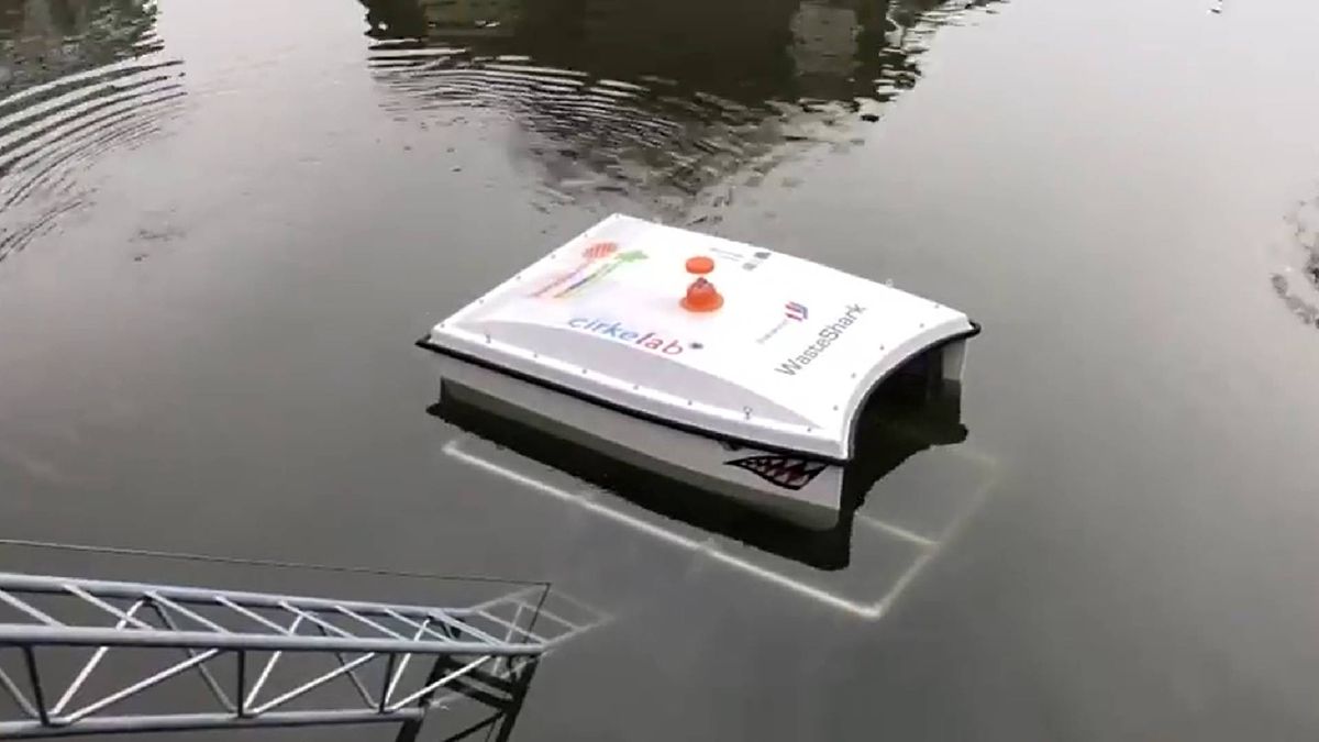 اختراع روبوت على شكل سمكة قرش يستطيع التهام النفايات من الأنهار