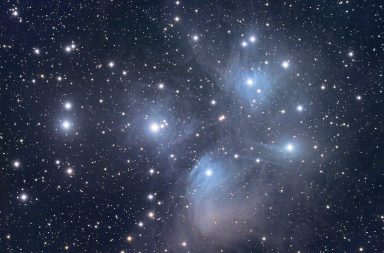 عثر الباحثون على آثار كيميائية للنجوم العملاقة داخل العناقيد الكروية، مجموعات من عشرات الآلاف إلى الملايين من النجوم المكدسة بإحكام
