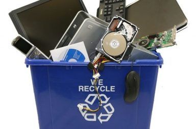 ما معنى تدوير النفايات الإلكترونية إعادة تدوير الأجهزة الإلكترونية التالفة كالحواسيب الشخصية وأجهزة التلفاز والبطاريات الثلاجات