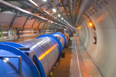 مصادم الهادرونات الكبير نحو استعمال أعلى نسبة طاقة بهدف إيجاد أي بيانات تتعلق بالمادة المظلمة. كيف يدرس مصادم الهادرونات المادة المظلمة