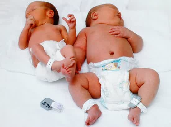 عملقة الجنين وتأثيرها في الحمل - مولود جديد وزنه أكبر بكثير من الوزن الطبيعي - العوامل التي تزيد من وزن الطفل عند الولادة