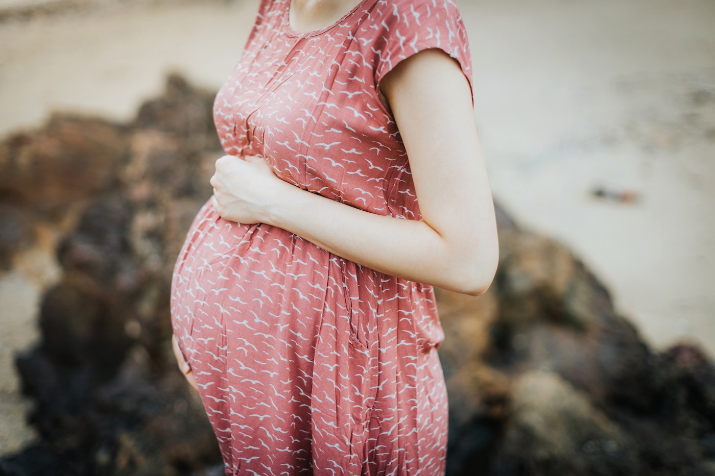 لماذا يحدث الإجهاض التلقائي حقائق ومفاهيم خاطئة - أهم أسباب خسارة الحمل في المملكة المتحدة وأقلها وضوحًا - الاستهلاك المفرط للكافيين أو الكحول