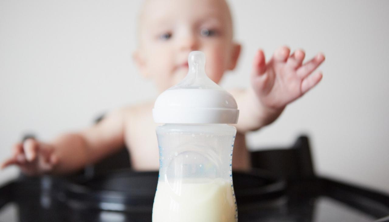 احذروا عبوات الرضاعة البلاستيكية، فهي مصدر لملايين الجزيئات الضارة التي قد يشربها الأطفال يوميًا