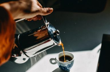 ما طريقة التحضير الأقوى للقهوة؟ هل توجد طريقة تخمير صحية أكثر من غيرها؟ ما تركيز الكافيين التقريبي في فنجان القهوة حسب النوع؟