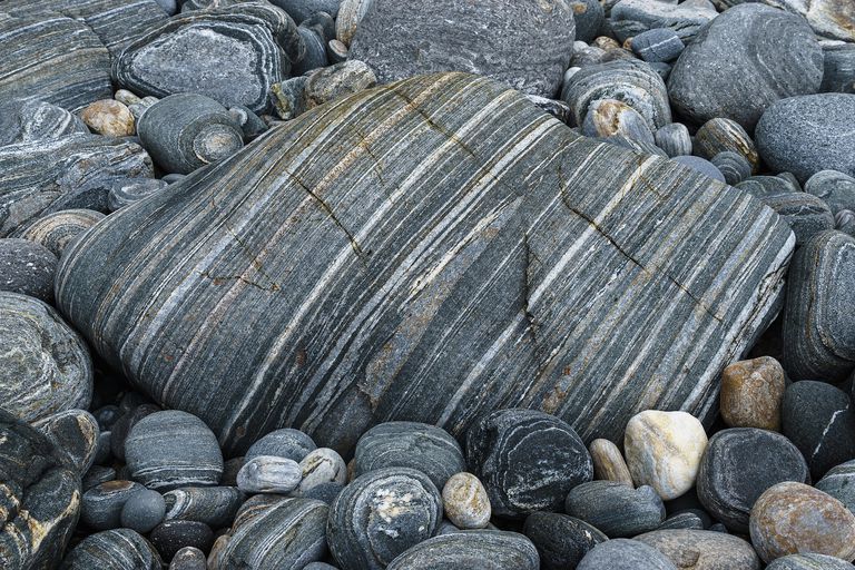 كل ما تريد معرفته عن الصخور المتحولة: أنواعها وخصائصها
