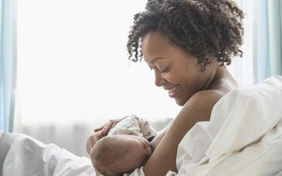 نوع من الكربوهيدرات في لبن الأم له القدرة على تحسين النمو العصبي للطفل