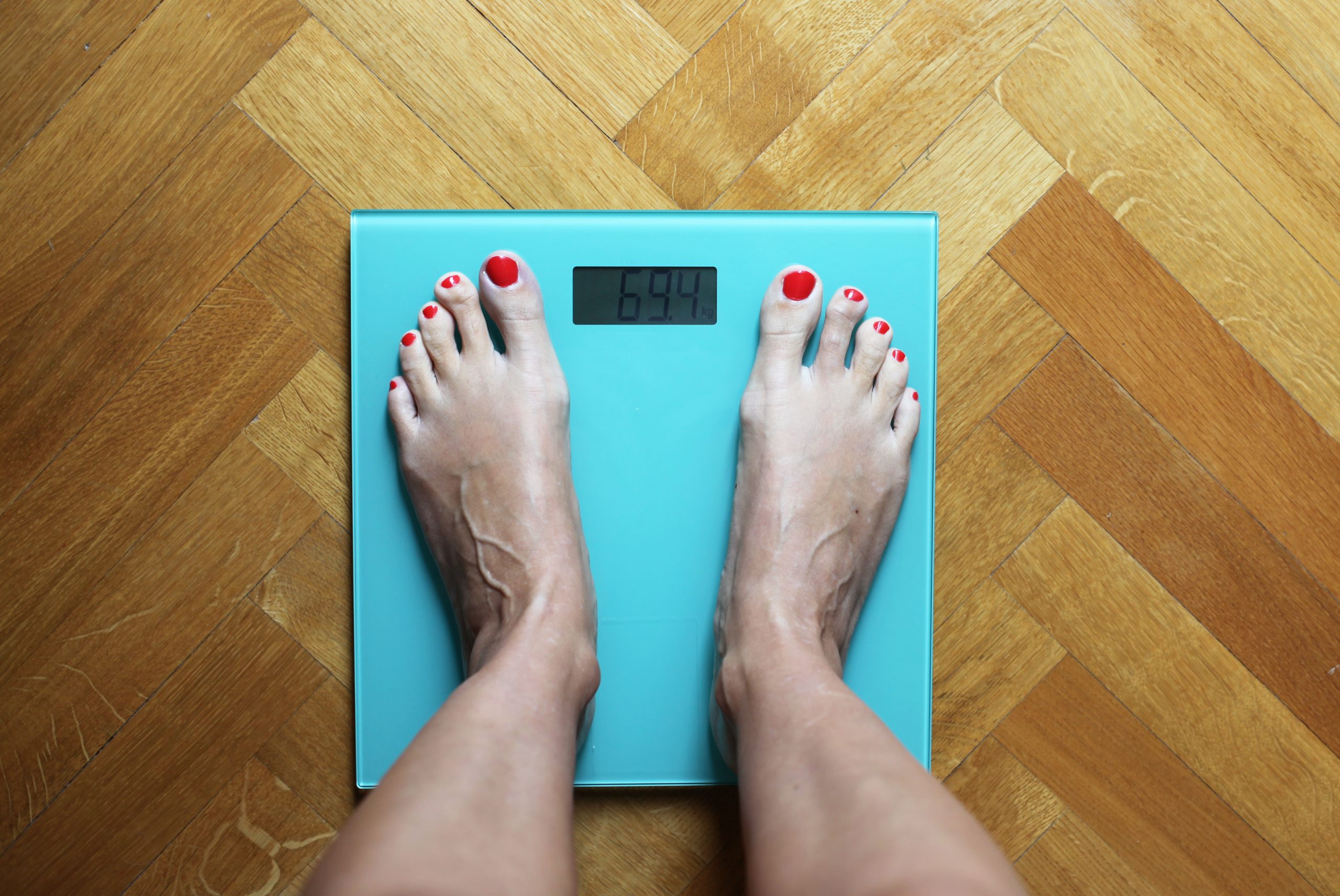 هل يسبب انقطاع الطمث زيادة الوزن - زيادة وزن النساء بعد انقطاع الطمث - دورة الحياة الإنجابية للأنثى - الهبات الساخنة وعدم تحمل الحرارة