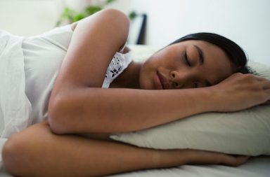 ما إيجابيات النوم على الجانب الأيسر؟ ما إيجابيات النوم على الجانب الأيمن؟ ما العلاقة بين وضعية النوم ونوعيته وصحة الجسم؟ أفضل جهة للنوم