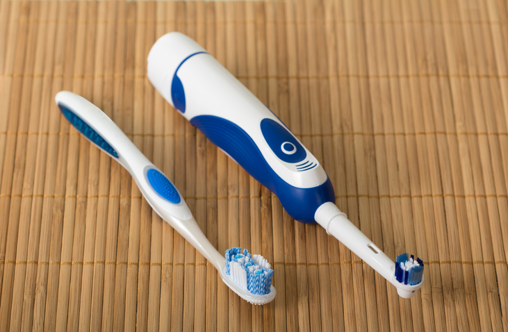فرشاة الأسنان الكهربائية مقابل فرشاة الأسنان العادية، أيهما أفضل؟