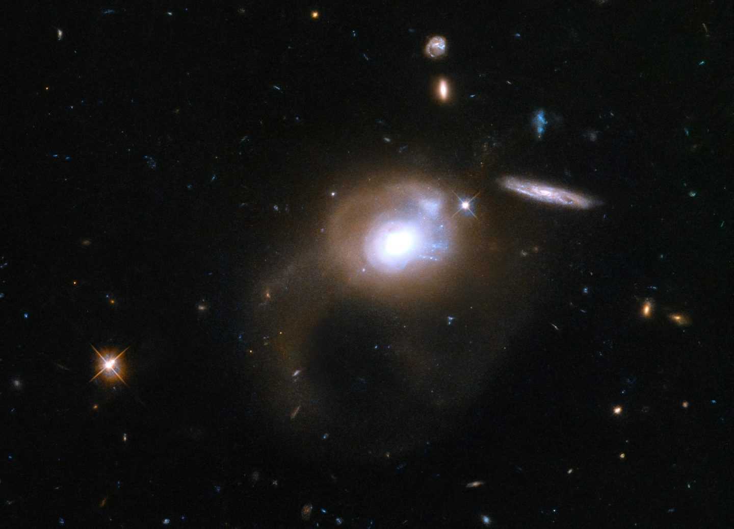 صورة جديدة من تلسكوب هابل تظهر مجرة بيضوية الشكل عملاقة