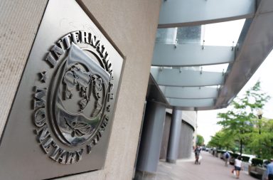 كيف تستعمل الحكومات خطط صندوق النقد الدولي للإنقاذ ضد المعارضين السياسيين؟ ما هي الاتجاهات التي يمكن أن تستفيد منها الحكومات من صندوق النقد الدولي؟