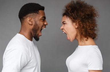 في هذا المقال نورد كلام المعالجة النفسية ناتاشا دوك عن احتمالية ازدياد نسبة الغضب، وعن الوسائل المتاحة للتعامل مع الغضب بطريقة أفضل