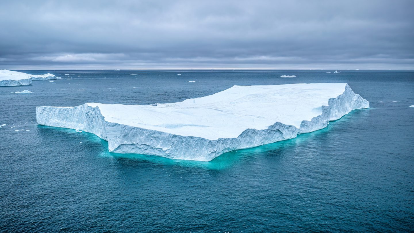 لماذا يطفو الجليد على سطح الماء ولا يغرق؟