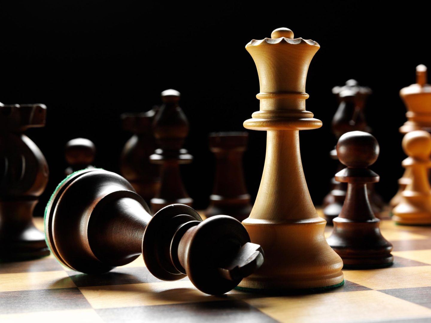 عالم رياضيات يحل مسألة في الشطرنج عمرها 150 عامًا