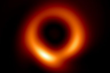 في محاولة حديثة باستعمال «التعلم الآلي» لتنقية الصور وتحسين دقتها إلى أقصى درجة ممكنة، حسن العلماء صورة الثقب الأسود الكبير M87