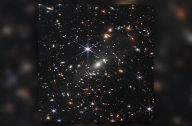 صُورت المجرة (CEERS-93316) على هيئتها التي تشكلت بعد 235 سنة ضوئية من حدوث الانفجار العظيم، باستخدام كاميرا الأشعة تحت الحمراء الخاصة بتلسكوب جيمس ويب