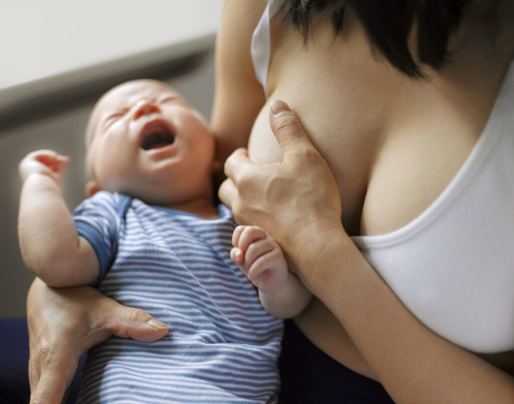 كيف يؤدي بكاء المولود الجديد إلى تحفيز تدفق حليب الثدي لدى الأم؟