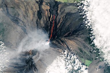 أصدر المسؤولون تحذيرًا بشأن تساقط رماد بركاني في جزيرة هاواي الكبرى، وطلبوا من السكان توخي الحذر. انفجار أكبر بركان في العالم؛ بركان مونا