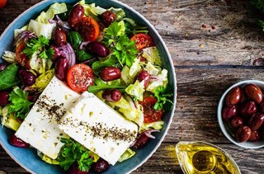 أظهرت الأبحاث السابقة أن بعض الأطعمة التي تؤكد عليها حمية البحر الأبيض المتوسط قد تساعد في خفض نسبة الكوليسترول الضار وزيادة الصحة
