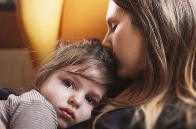 توصلا العديد من الدراسات في علم النفس إلى أن شخصية الوالدين وعلم النفس المرضي يؤثران في نمو الطفل. علاقة ممارسات الأبوة والأمومة في نمو الطفل